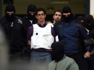 Mitglieder einer Anti-Terror-Einheit nehmen in Athen einen Verdächtigen fest. Festnahme