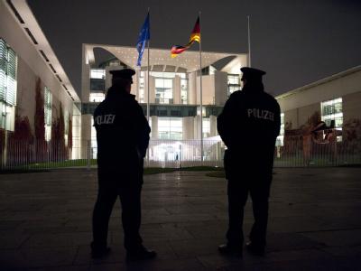 Zwei Polizisten stehen Anfang November vor dem Bundeskanzleramt in Berlin. Wegen erhöhter Terrorgefahr werden aktuell deutschlandweit die Sicherheitsbemühungen verstärkt. Terrorgefahr in Deutschland