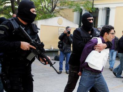 Einer der zwei Verdächtigen, die die griechische Polizei im Zusammenhang mit den Briefbomben an Botschaften festgenommen hat. Griechische Polizei nimmt zwei Verdächtige fest