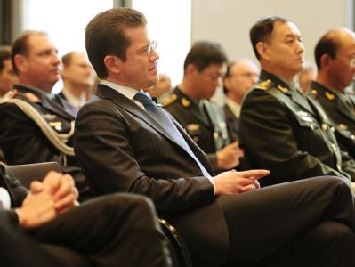 Bundesverteidigungsminister zu Guttenberg in der deutschen Botschaft in Peking. Guttenberg in Peking