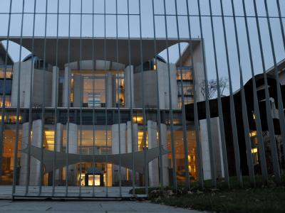 Der Zaun vorm Bundeskanzleramt ist hochgefahren. Paket im Kanzleramt enthielt Sprengstoff