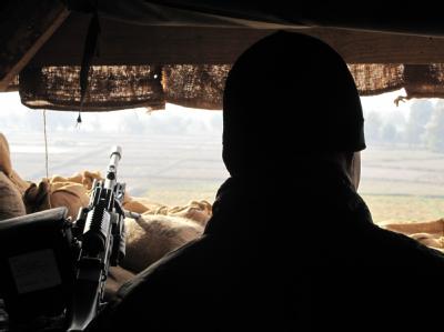 Ein deutscher Soldat beobachtet aus seinem Unterstand in Afghanistan das Gelände. Foto: Can Merey/Archiv Soldat in Afghanistan