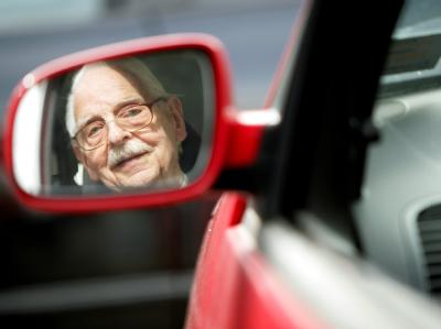 Jeder zweite Mann in Deutschland kann derzeit mindestens 80 Jahre alt werden, jede zweite Frau wird sogar ihren 85. Geburtstag erleben. Senioren im Straßenverkehr