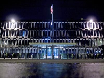 Norwegische Medien berichten, dass Spezialisten von einem Büro in der Nachbarschaft der US-Botschaft aus die Überwachung von mehreren hundert Einheimischen organisieren. US-Botschaft im Zentrum von Oslo