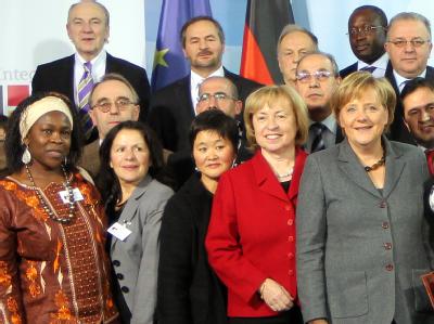 Bundeskanzlerin Angela Merkel (r) und die Integrationsbeauftragte der Bundesregierung Maria Böhmer (beide CDU, 2.v.r) zu Beginn des Integrationsgipfels in Berlin. Integrationsgipfel im Kanzleramt