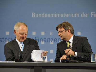 Michael Offer (r) tritt als Sprecher von Finanzminister Wolfgang Schäuble zurück. Wolfgang Schäuble und Michael Offer