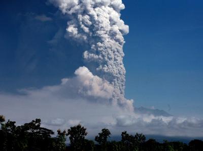 Der Merapi schickt seine Aschewolken auf bis zu 6 Kilometer Höhe. Vulkan Merapi
