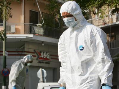 Griechische Experten sichern die Umgebung des ACS-Kurier Service, wo eine weitere Paketbombe entdeckt wurde. Weitere Briefbomben in Athen entdeckt