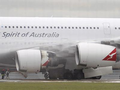 Der notgelandete Airbus A380 mit Triebwerksschaden in Singapur. Qantas-Airbus A 380 in Singapur