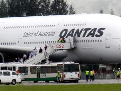 Passagiere verlassen den Airbus A380, nachdem es einen Turbinenschaden in der Luft gegeben hatte. Qantas-Airbus A 380 in Singapur