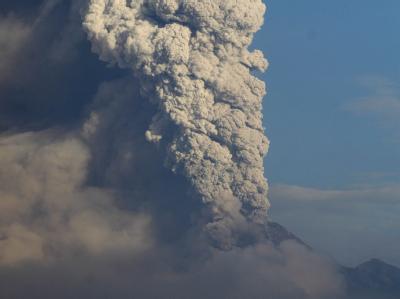 Eine riesige Aschewolke steigt aus dem Merapi auf. Vulkan Merapi
