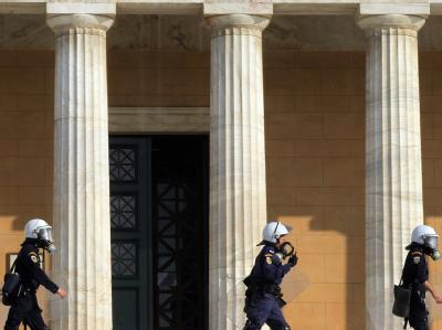 Unruhiges Griechenland: Polizisten sichern am 4. November das Parlamentsgebäude in Athen Parlamentsgebäude in Athen