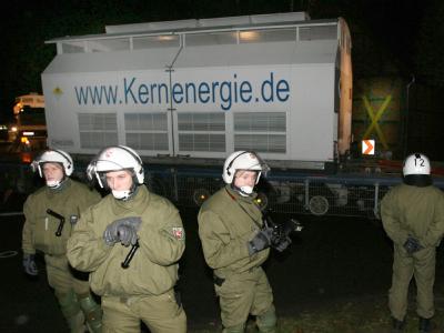 Polizisten sichern die Durchfahrt des Castor-Straßentransports in das Atommüllzwischenlager im niedersächsischen Gorleben (Archivfoto vom 13.11.2006). Atommüll-Transport nach Gorleben