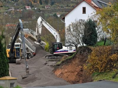 Die Arbeiten laufen hervorragend: Seit Donnerstagmorgen rollen ununterbrochen Lastwagen mit Kies zum Erdloch. Kraterauffüllung in Schmalkalden