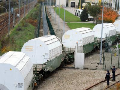 Kurz nach Verlassen des Bahnhofs von Valognes war der Schwerlastzug vorübergehend von Aktivisten gestoppt worden. Castor-Transport in Frankreich blockiert
