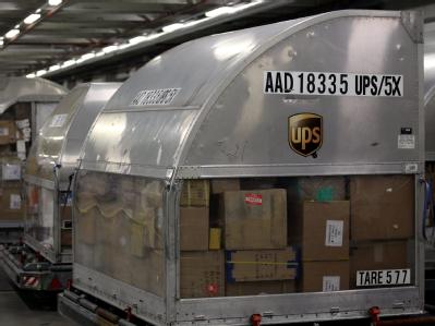 Nach den neuen US-Vorschriften dürfen Pakete, die einmal als riskant eingestuft wurden, künftig nicht mehr in Passagiermaschinen transportiert werden. Luftfracht