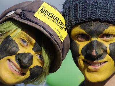 Schwarz-Gelb: Atomkraftgegner protestieren in Dannenberg gegen den Castor-Transport. Schwarz-Gelb