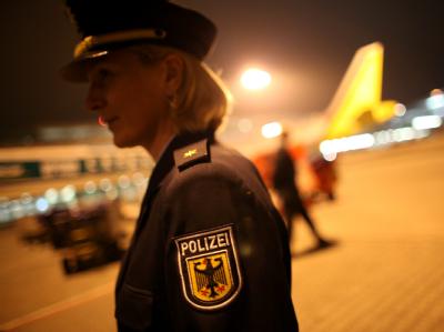 Eine Polizistin der Bundespolizei steht auf dem Flughafen Köln-Bonn im Cargo Center der Luftfracht. Sicherheit in der Luftfracht