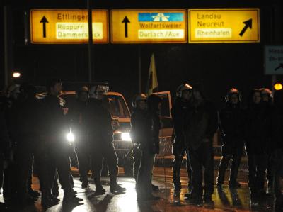 Einsatzkräfte der Polizei auf einer abgesperrten Brücke in Karlsruhe. Castor-Transport