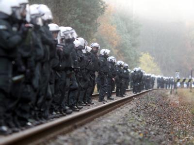 In Reih und Glied: Polizeibeamte sichern die Bahnstrecke zwischen Lüneburg und Dannenberg. Castor-Transport