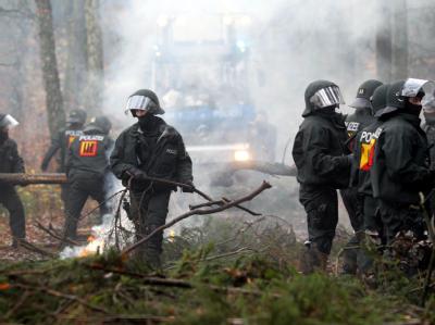 Den Weg wieder frei machen: Polizeibeamte räumen an der Bahnstrecke bei Leitstade zwischen Lüneburg und Dannenberg Blockaden weg. Castor-Transport