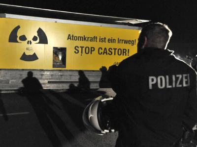 Greenpeace-Aktivisten steuerten ihren als Getränkelastwagen getarnten Laster vor die Ausfahrt des Verladekrans. Umgebauter Greenpeace-Lkw