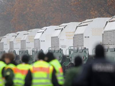 Der Castortransport erreicht den Verladebahnhof in Dannenberg. Der zwölfte Atommülltransport wird in der Verladestation auf Straßenfahrzeuge umgeladen. Castor-Transport
