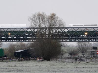 Der Castor-Transport fährt am Montagmorgen über die Jeetzelbrücke in Kähmen kurz vor dem Verladebahnhof in Dannenberg. Castor-Transport