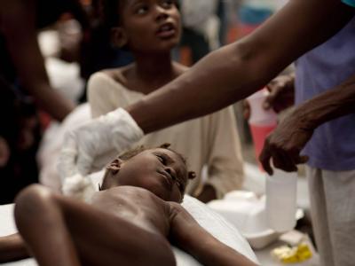 Ein Kind wird in dem Saint Nicholas Hospital in Saint Marc einer medizinischen Behandlung unterzogen. In Haiti war die Cholera am 20. Oktober erstmals seit hundert Jahren in der Region um den Fluss Artibonite ausgebrochen. Haiti