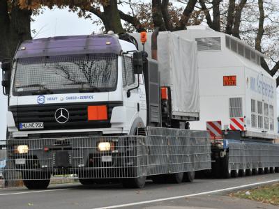 Ein Tieflader mit Castor-Behälter verlässt am vergangenen Dienstagmorgen den Verladebahnhof in Dannenberg. Castor-Transport