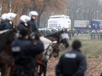 Eine Reiterstaffel der Polizei beobachtet die Abfahrt des Castor-Transports von Dannenberg nach Gorleben. Angesichts des rund 30-jährigen Streits um Gorleben dürfte es schwer werden, andere Orte in Deutschland für ein Endlager zu finden. Castor-Transport