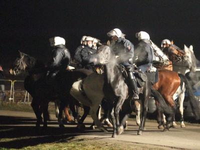 Auf Pferden sichern Polizeibeamte während einer Blockade-Aktion von Greenpeace an der Ausfahrt des Castor-Verladebahnhofs in Dannenberg das Gelände. Castor-Transport
