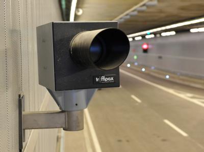 Eine Infrarotblitzanlage im Richard-Strauss-Tunnel in München: Weil er Radarfallen für Geldschneiderei hält, hat ein Richter in Herfordmehr als 40 geblitzte Autofahrer freigesprochen. Massenfreispruch für Temposünder