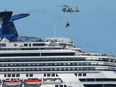 Die Passagiere der «Carnival Splendor» wurden per Helikopter mit Lebensmitteln versorgt. Hilfe für Carnival Splendor