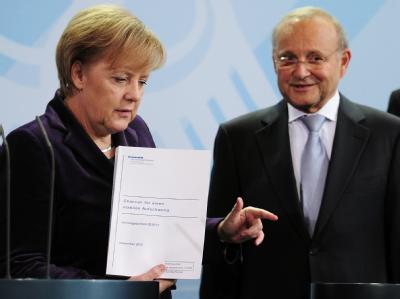 Bundeskanzlerin Angela Merkel (CDU) und der Präsident des Zentrums für Europäische Wirtschaftsforschung Mannheim, Wolfgang Franz, mit dem Jahresgutachten der 'Wirtschaftsweise' legen Gutachten vor