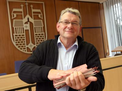 Amtsrichter Helmut Knöner posiert mit Aktenmappen im Amtsgericht in Herford (Foto vom 09.11.2010). Richter Knöner
