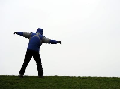 Ein Spaziergänger trotzt am Deich der schleswig-holsteinischen Halbinsel Nordstrand dem starken Wind. Sturm an der Nordsee