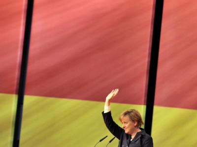 Dank für die Wiederwahl: Angela Merkel winkt den Parteitagsdelegierten zu. Merkel