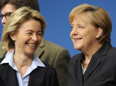 Bundeskanzlerin Angela Merkel (r) und Bundesarbeitsministerin Ursula von der Leyen CDU-Parteitag