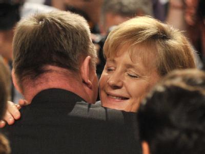 Nach der Wahl: Angela Merkel wird von CDU-Generalsekretär Hermann Gröhe umarmt. Merkel und Gröhe