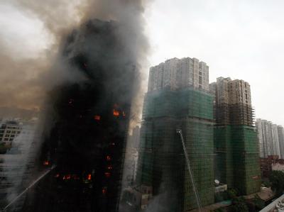 Brennendes Hochhaus in Shanghai. Brand in Shanghai