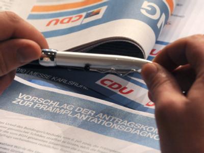 In der Debatte um die Präimplantationsdiagnostik haben sich sowohl Gegner als auch Befürworter der umstrittenen Untersuchungsmethode zu Wort gemeldet. CDU-Parteitag