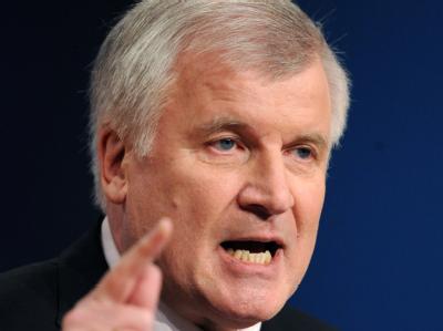 Der CSU-Vorsitzende Horst Seehofer spricht in Karlsruhe auf dem 23. Bundesparteitag der CDU. CDU-Parteitag - Rede Seehofer