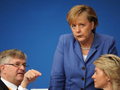 Die Delegierten in Karlsruhe haben sich mit knapper Mehrheit gegen die Präimplantationsdiagnostik ausgesprochen. Hintze, Merkel, von der Leyen