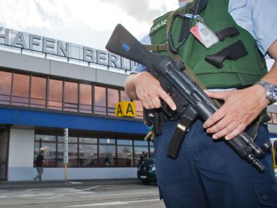 Die Bundesregierung hat Hinweise darauf, dass es noch in diesem Monat in Deutschland einen Anschlag geben soll. Mögliche Ziele wie Flughäfen, Bahnhöfe oder Touristenmagneten werden nun verstärkt gesichert. Hinweise auf geplanten Terroranschlag Ende November