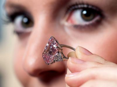 Im Auktionshaus Sotheby's ist ein rosa Diamant für umgerechnet fast 34 Millionen Euro versteigert worden. Diamant für 34 Millionen Euro
