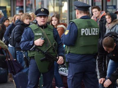 Polizisten mit Maschinenpistolen und schusssicheren Westen patrouillieren vor dem Hauptbahnhof in Berlin. Hauptbahnhof Berlin