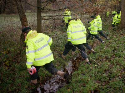 Eine Hundertschaft der Polizei sucht ein Waldstück bei Grefrath nach dem verschwundenen Mirco ab. Suche nach Mirco