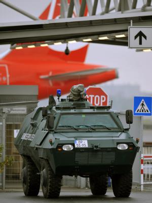 Gepanzertes Fahrzeug der Bundespolizei vor einem Tor des Flughafens in Düsseldorf. Panzerwagen vor Flughafen Düsseldorf