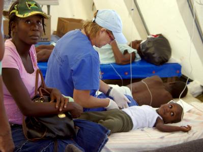 Ein an Cholera erkranktes Kind wird in einem Krankenhaus in Port-au-Prince behandelt. Cholera in Haiti